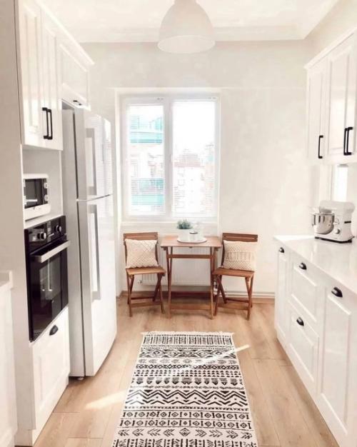 Чистая, минималистичная и абсолютно белая кухня - это идеальное решение для тех, кто ценит простор и свет в интерьере. 04