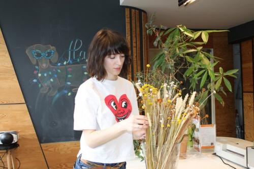 Наш дизайнер Дарья - талантливейший человек, который ежедневно создаёт красоту для коллег и гостей центра. 01