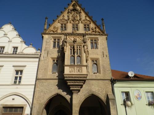 Одно из самых интересных зданий не только в Кутна горе, но и во всей Чехии - каменный дом или дом прокопа, построенный около 1480 года. 01