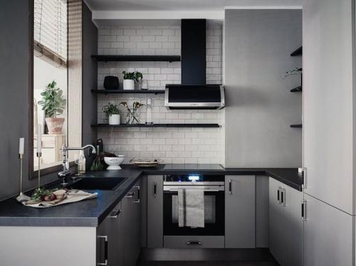 В оформлении квартиры используются темно-серые оттенки с небольшими вкраплениями белого цвета.  