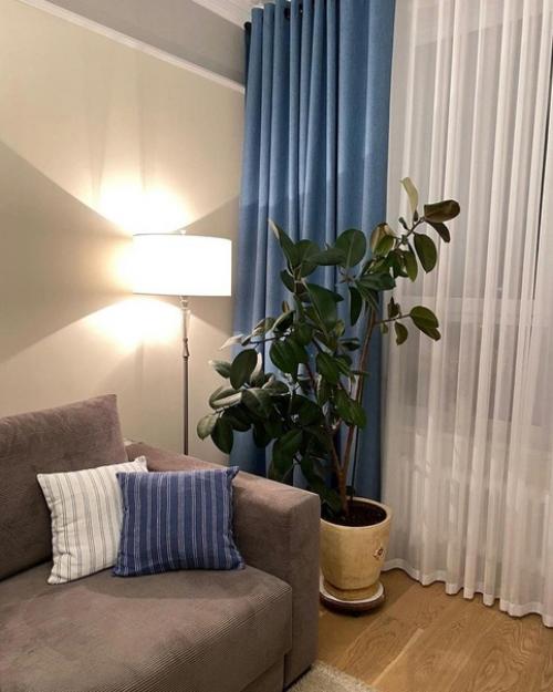 Очень классная однокомнатная квартира со стеллажом в виде зонирования пространства спальни и гостиной. 02