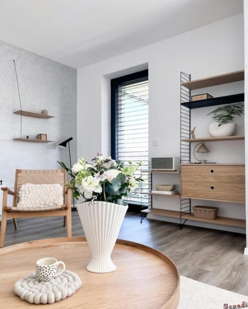 Бело - серый интерьер скандинавского дома со стильными деталями и уютной террасой. 06