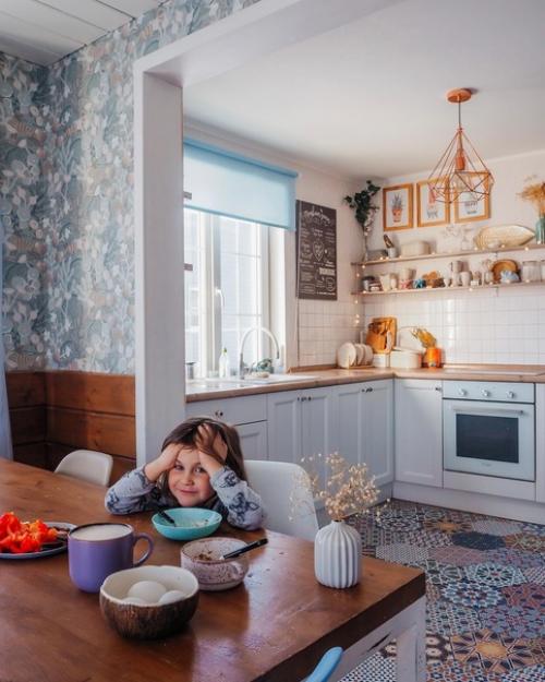 В гостях, в уютном загородном доме черничного цвета Иры Irapozdeeva, которая живет в нем со своим мужем, двумя детьми и собакой Ханной. 03