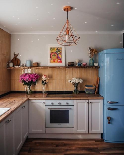 В гостях, в уютном загородном доме черничного цвета Иры Irapozdeeva, которая живет в нем со своим мужем, двумя детьми и собакой Ханной. 08