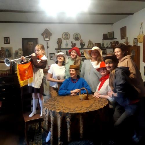 Уже почти год посетителей принимает. 02