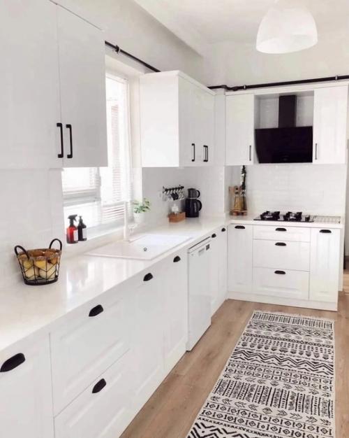 Чистая, минималистичная и абсолютно белая кухня - это идеальное решение для тех, кто ценит простор и свет в интерьере. 02