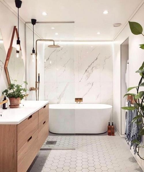 Мрамор и дерево в ванной комнате прекрасно дополняют друг друга. 03