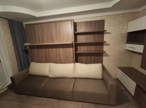 Днём у вас большая гостиная, а ночью - уютная спальня с полноценной кроватью. 01