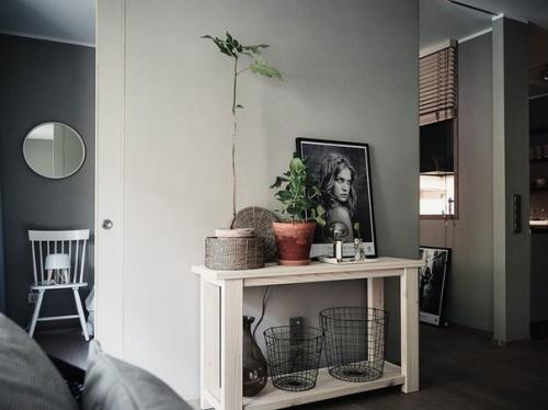 В оформлении квартиры используются темно-серые оттенки с небольшими вкраплениями белого цвета. 05