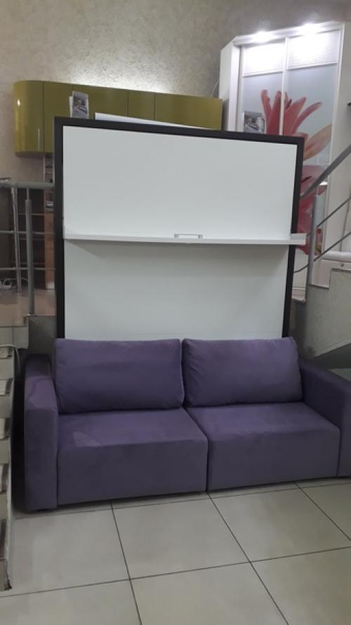 Днём у вас большая гостиная, а ночью - уютная спальня с полноценной кроватью. 09