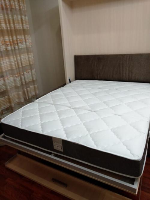 Днём у вас большая гостиная, а ночью - уютная спальня с полноценной кроватью. 06