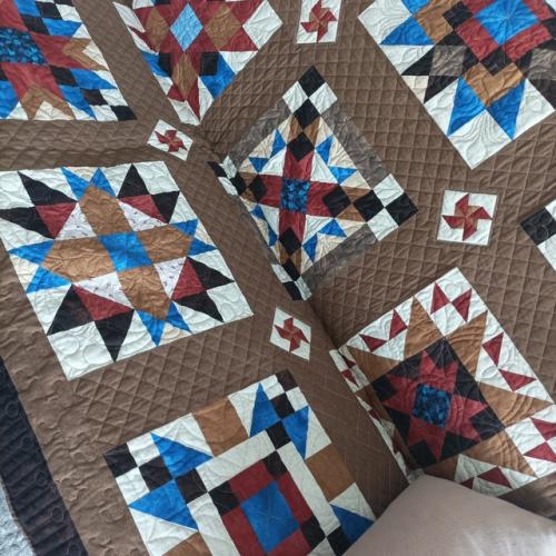 Лоскутные покрывала создают уют, вносят изюминку в интерьер, придают вашему дому индивидуальность и тёплую атмосферу. 02