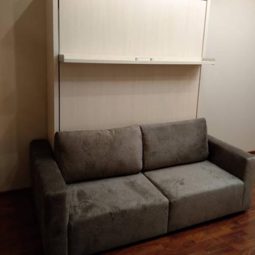 Днём у вас большая гостиная, а ночью - уютная спальня с полноценной кроватью. 05