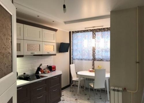 Ремонт в двушке.  А вот диван в гостиной - просто мечта вся семья вместиться. 03