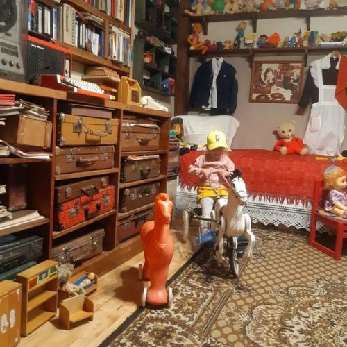 Уже почти год посетителей принимает. 04