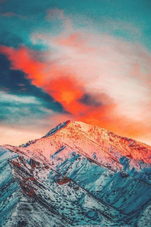 Замок на холме стоял.