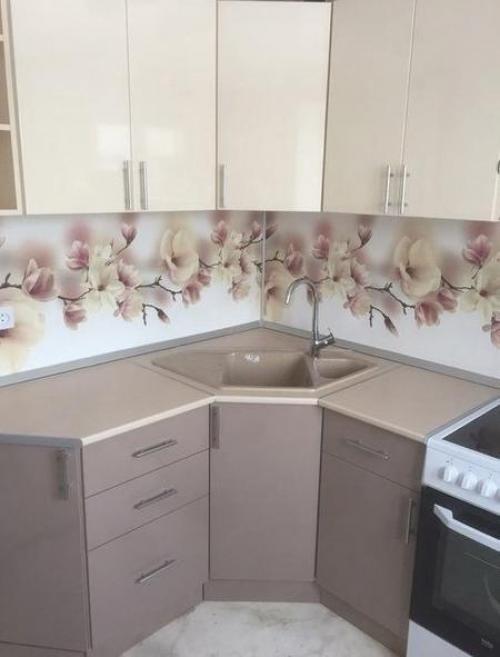 Небольшая кухонька. В нежных оттенках. 02