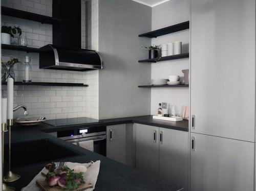 В оформлении квартиры используются темно-серые оттенки с небольшими вкраплениями белого цвета. 01