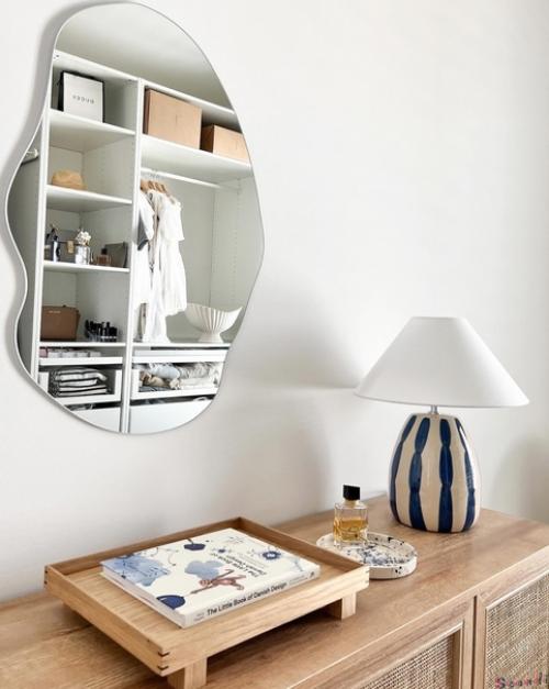 Бело - серый интерьер скандинавского дома со стильными деталями и уютной террасой. 03