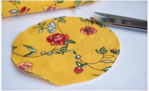 Как сделать красивые цветы йо - йо для подушек и покрывал. 03