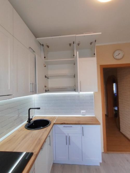 Даже не смотря на свободу выбора палитры все больше людей остаются верны традициям оформляя кухню в белом цвете. 07