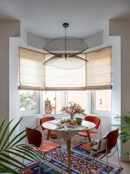 Яркие стулья - отличный способ внести яркие акценты в интерьер столовой или кухни, не прибегая к покраске стен или смене обоев. 04