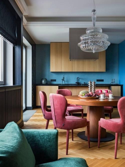 Яркие стулья - отличный способ внести яркие акценты в интерьер столовой или кухни, не прибегая к покраске стен или смене обоев. 07