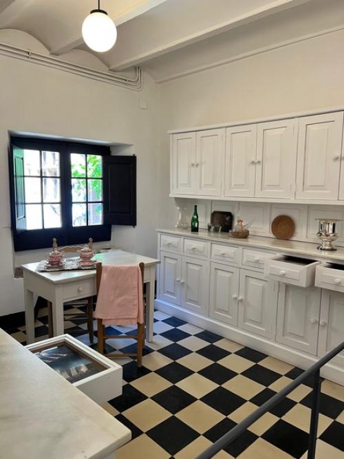 Замок Сальвадора дали и галы. 03