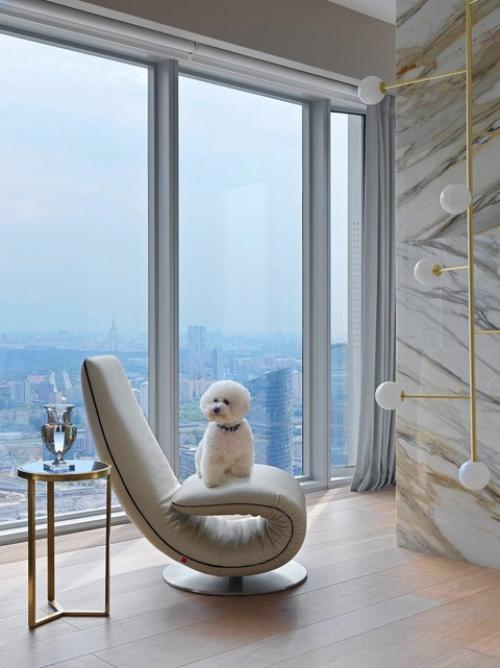 Из панорамных окон квартиры открывается красивый вид на Москву. 06