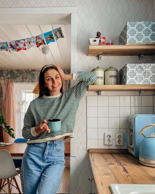 В гостях, в уютном загородном доме черничного цвета Иры Irapozdeeva, которая живет в нем со своим мужем, двумя детьми и собакой Ханной. 07