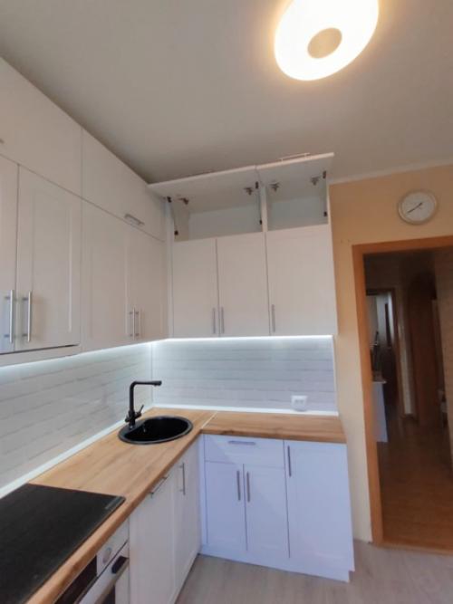 Даже не смотря на свободу выбора палитры все больше людей остаются верны традициям оформляя кухню в белом цвете. 03