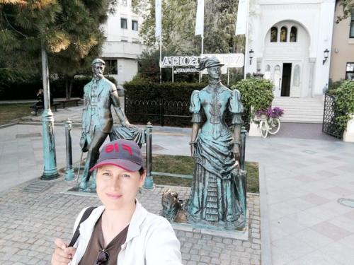 Весной в Ялте на набережной зацветает красивейшая, белоснежная глициния, которая обвивает стройный кипарис! 02