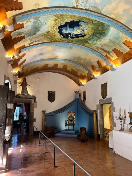 Замок Сальвадора дали и галы. 02