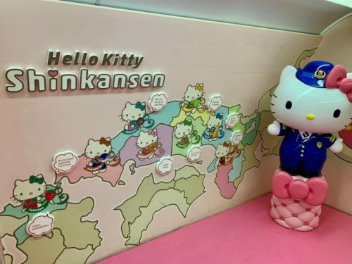 Сотни людей плакали в Осаке, прощаясь с Hello Kitty поездом. 03