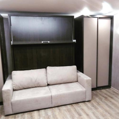 Днём у вас большая гостиная, а ночью - уютная спальня с полноценной кроватью. 07