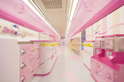 Сотни людей плакали в Осаке, прощаясь с Hello Kitty поездом. 01