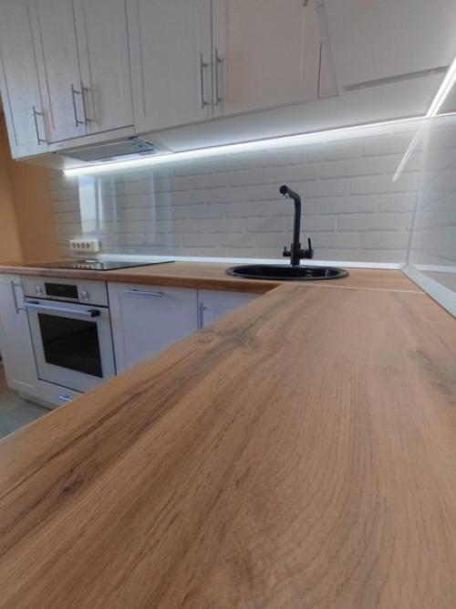 Даже не смотря на свободу выбора палитры все больше людей остаются верны традициям оформляя кухню в белом цвете. 06