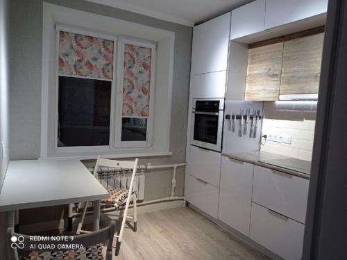 Такая минималистичная кухня не очень с яркими рулонными шторами сочетается. 01