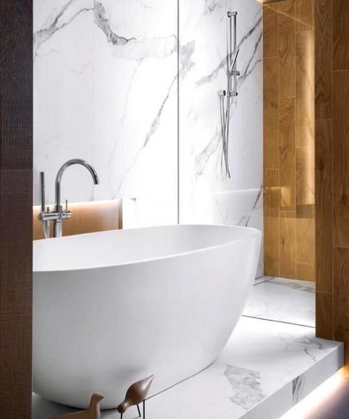 Мрамор и дерево в ванной комнате прекрасно дополняют друг друга. 04