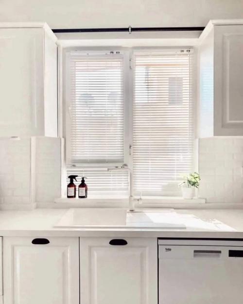 Чистая, минималистичная и абсолютно белая кухня - это идеальное решение для тех, кто ценит простор и свет в интерьере. 03