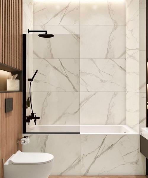 Мрамор и дерево в ванной комнате прекрасно дополняют друг друга. 07