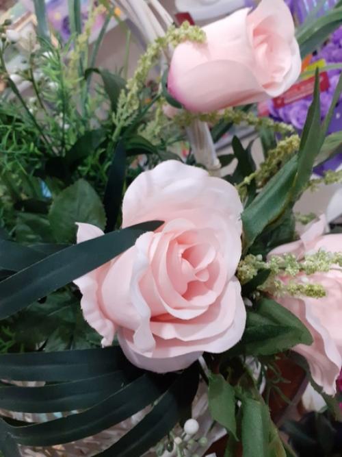 Несмотря на сохранившиеся до сих пор стереотипы, искусственные цветы в интерьере обретают всё большую популярность. 03