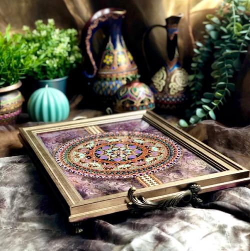 Невероятно красивая загадочная мандала залита смолой, и теперь живет не просто как мандала, но и как полезный предмет интерьера кухни или гостиной. 03