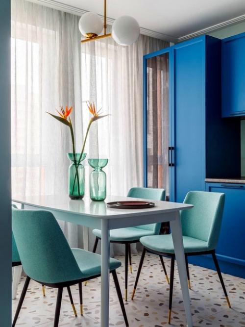 Яркие стулья - отличный способ внести яркие акценты в интерьер столовой или кухни, не прибегая к покраске стен или смене обоев. 06