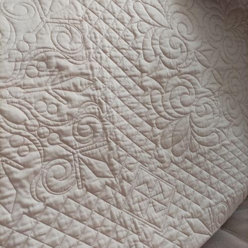 Лоскутные покрывала создают уют, вносят изюминку в интерьер, придают вашему дому индивидуальность и тёплую атмосферу. 04