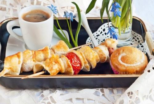 Большинство из нас считает еду в постели моветоном. 03