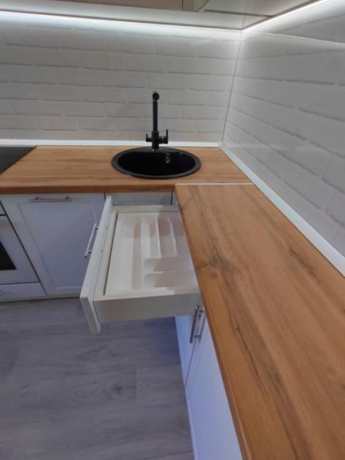 Даже не смотря на свободу выбора палитры все больше людей остаются верны традициям оформляя кухню в белом цвете. 04