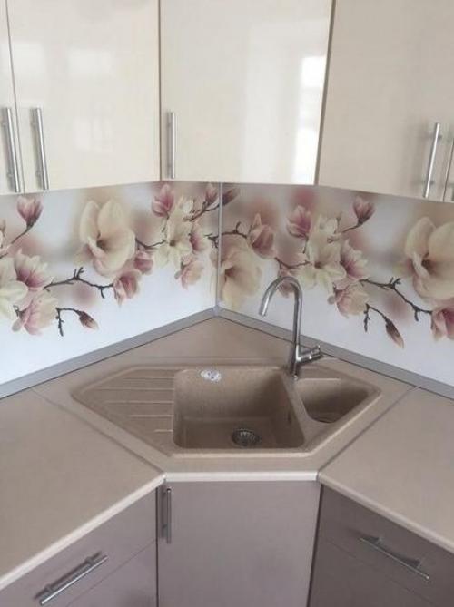 Небольшая кухонька. В нежных оттенках. 01