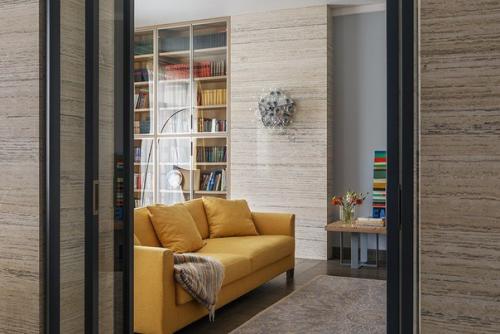 Сдержанный, лаконичный и в тоже время очень функциональный интерьер представлен на этих 115 кв.