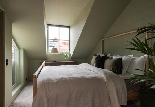 Шведский чердак с интерьером в индустриальном стиле (66 кв. 05